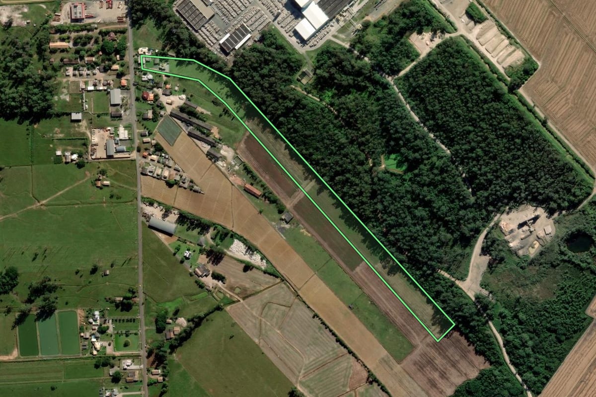 Imagem de satélite do imóvel rural em Criciúma (SC), com o contorno declarado no CAR desenhado por cima.
