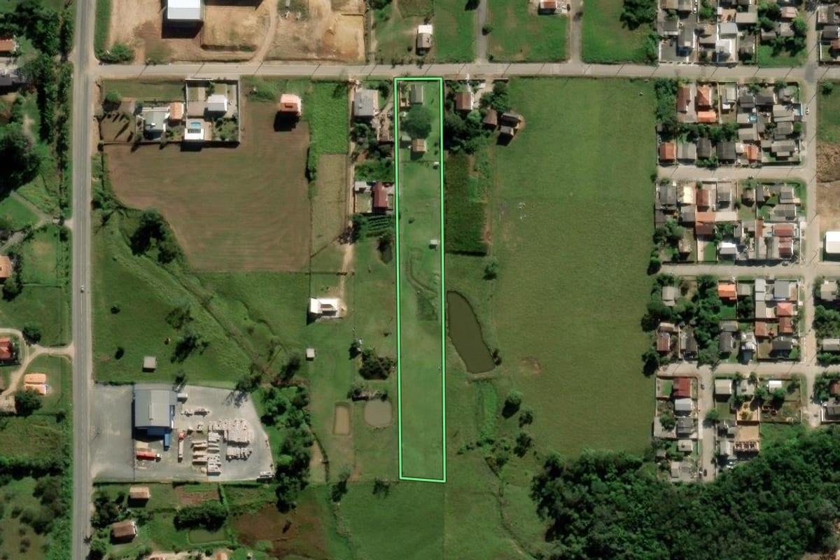 Imagem de satélite do imóvel rural em Criciúma (SC), com o contorno declarado no CAR desenhado por cima.