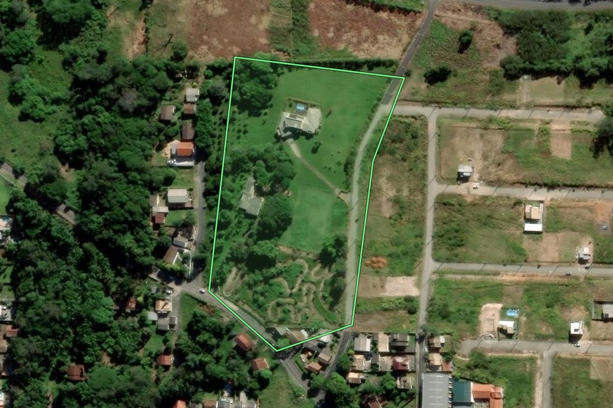 Imagem de satélite do imóvel rural em Criciúma (SC), com o contorno declarado no CAR desenhado por cima.