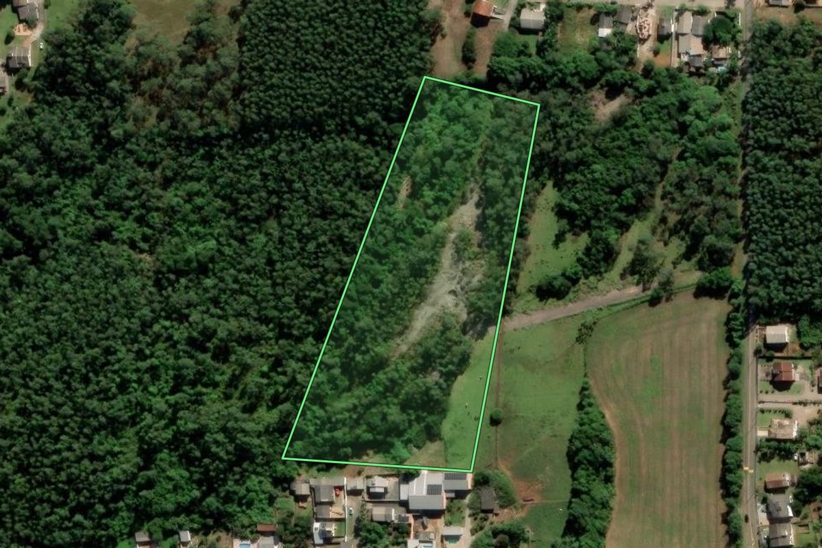 Imagem de satélite do imóvel rural em Criciúma (SC), com o contorno declarado no CAR desenhado por cima.