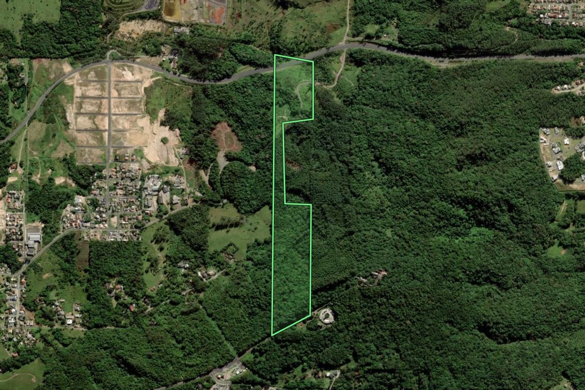 Imagem de satélite do imóvel rural em Criciúma (SC), com o contorno declarado no CAR desenhado por cima.