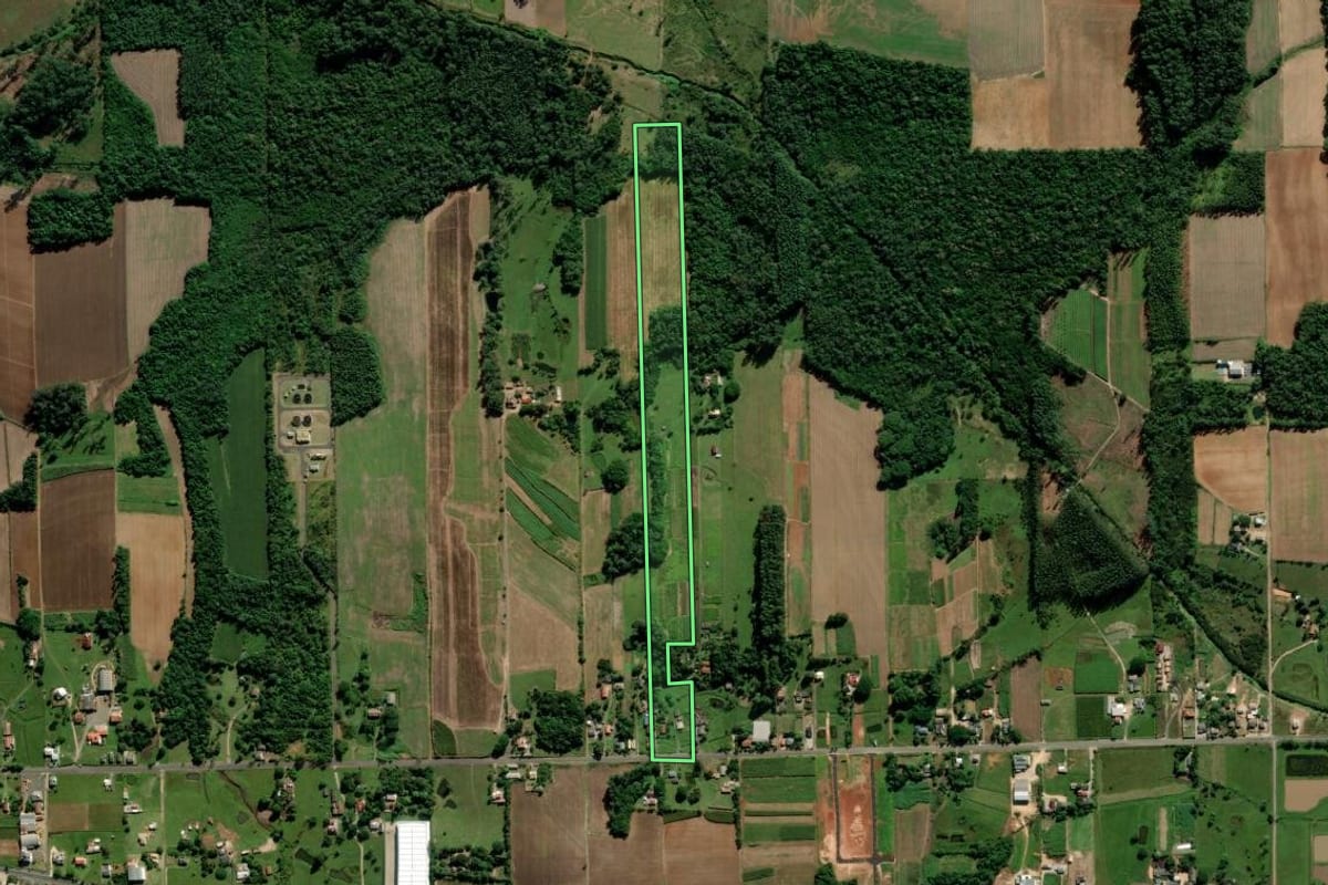 Imagem de satélite do imóvel rural em Criciúma (SC), com o contorno declarado no CAR desenhado por cima.