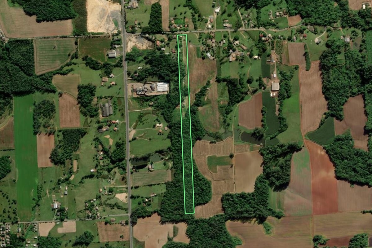 Imagem de satélite do imóvel rural em Criciúma (SC), com o contorno declarado no CAR desenhado por cima.
