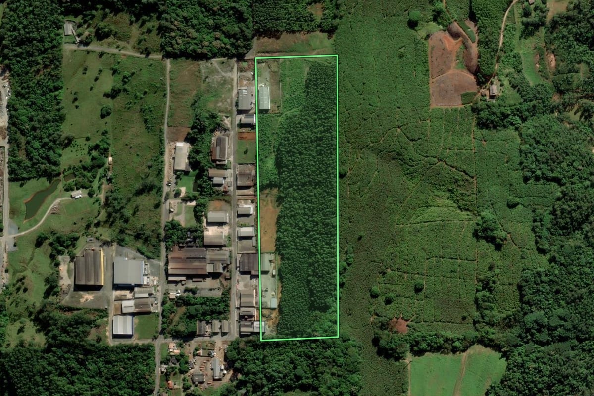 Imagem de satélite do imóvel rural em Criciúma (SC), com o contorno declarado no CAR desenhado por cima.