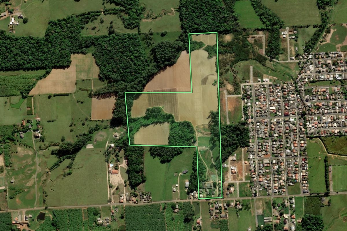 Imagem de satélite do imóvel rural em Criciúma (SC), com o contorno declarado no CAR desenhado por cima.