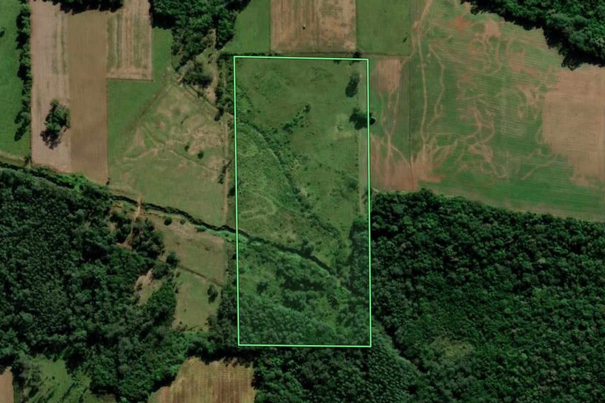 Imagem de satélite do imóvel rural em Criciúma (SC), com o contorno declarado no CAR desenhado por cima.