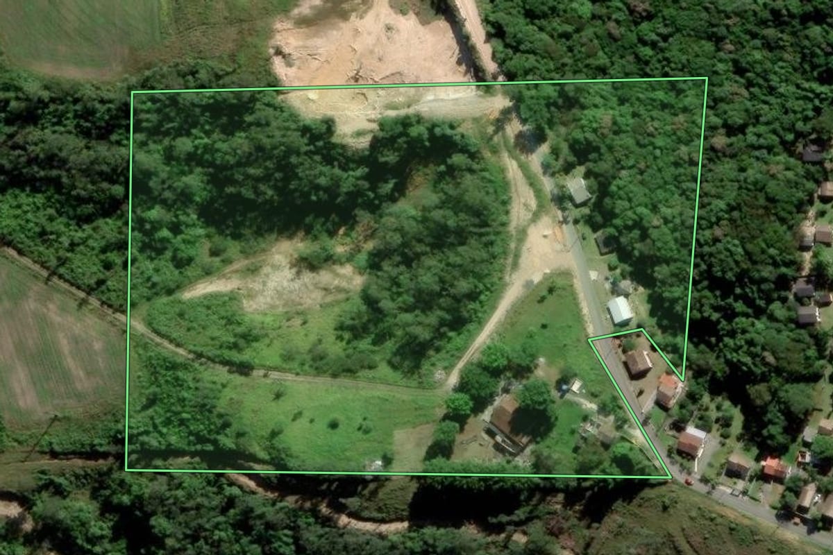 Imagem de satélite do imóvel rural em Criciúma (SC), com o contorno declarado no CAR desenhado por cima.