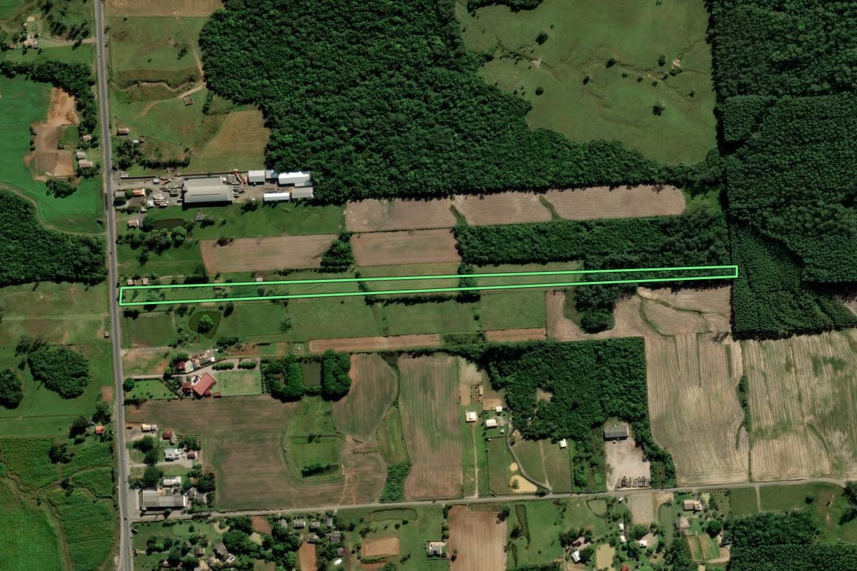 Imagem de satélite do imóvel rural em Criciúma (SC), com o contorno declarado no CAR desenhado por cima.