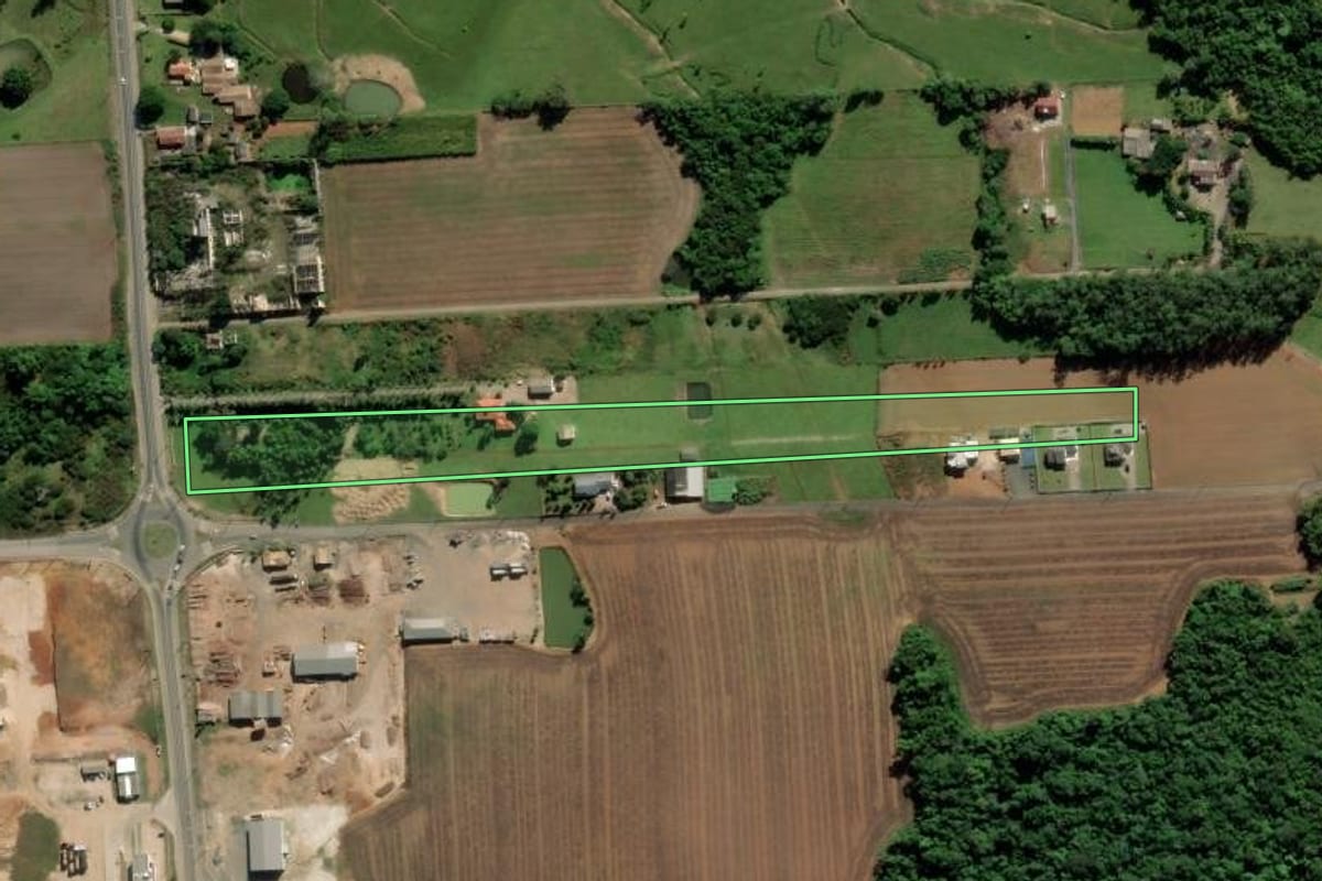 Imagem de satélite do imóvel rural em Criciúma (SC), com o contorno declarado no CAR desenhado por cima.