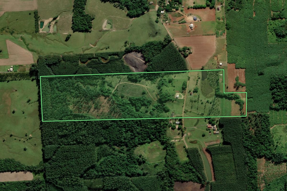 Imagem de satélite do imóvel rural em Criciúma (SC), com o contorno declarado no CAR desenhado por cima.