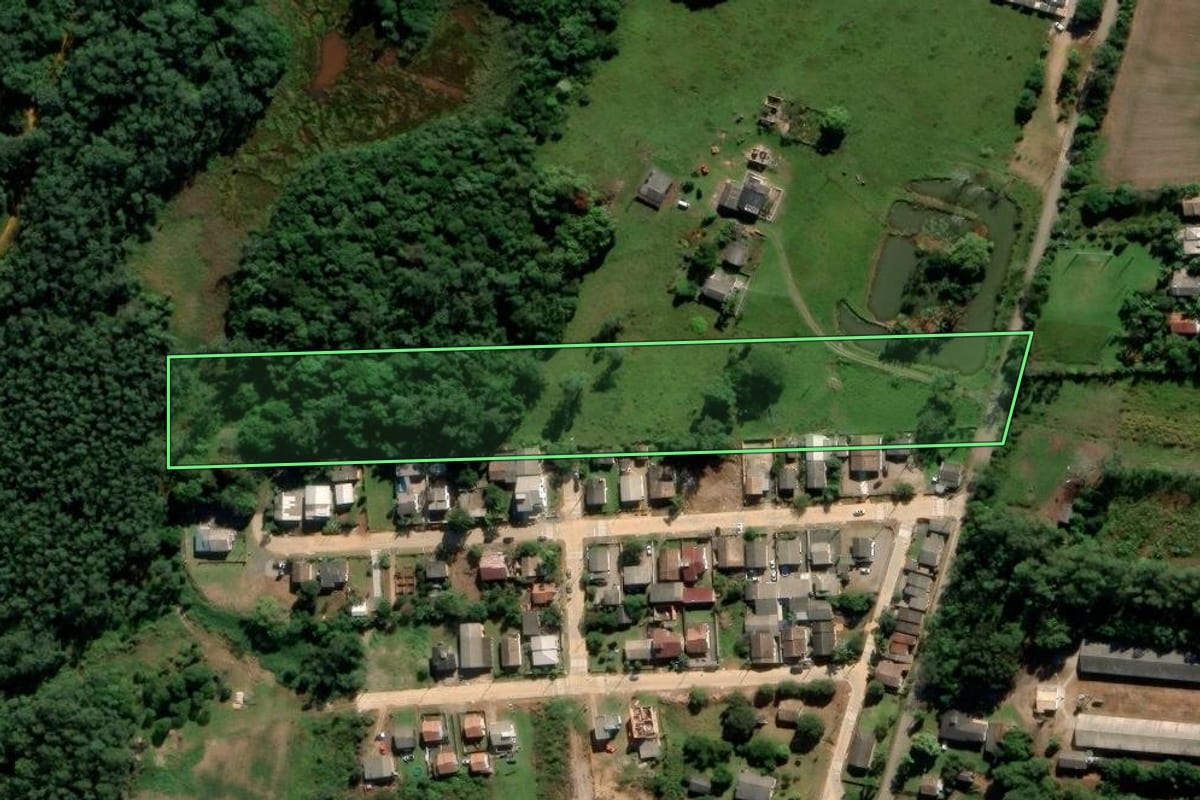 Imagem de satélite do imóvel rural em Criciúma (SC), com o contorno declarado no CAR desenhado por cima.