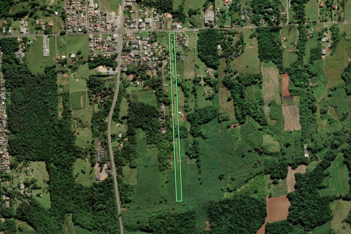 Imagem de satélite do imóvel rural em Criciúma (SC), com o contorno declarado no CAR desenhado por cima.