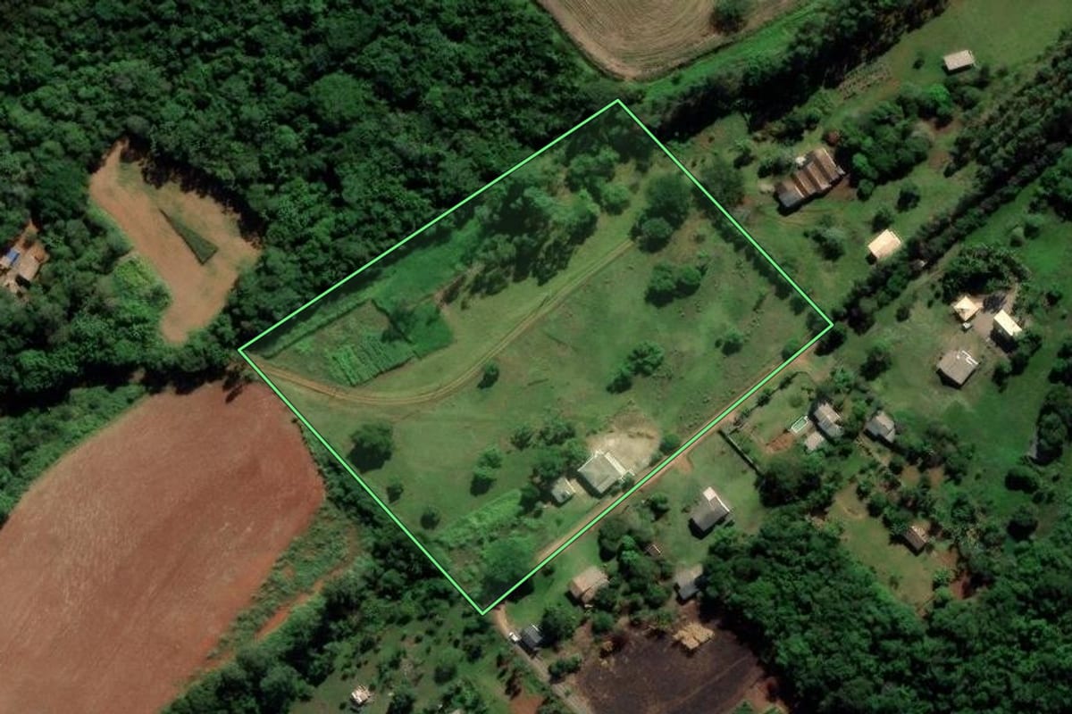 Imagem de satélite do imóvel rural em Criciúma (SC), com o contorno declarado no CAR desenhado por cima.