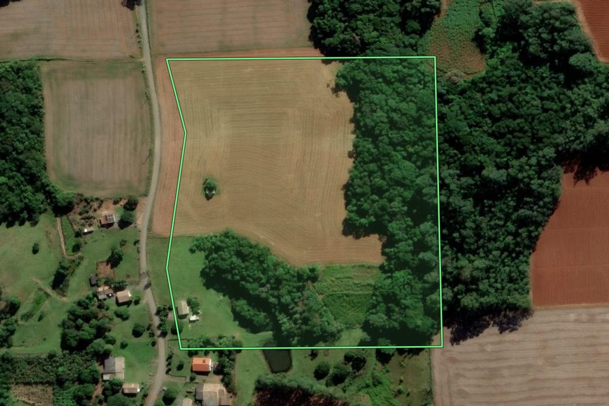 Imagem de satélite do imóvel rural em Criciúma (SC), com o contorno declarado no CAR desenhado por cima.