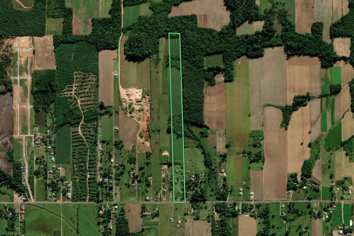 Imagem de satélite do imóvel rural em Criciúma (SC), com o contorno declarado no CAR desenhado por cima.