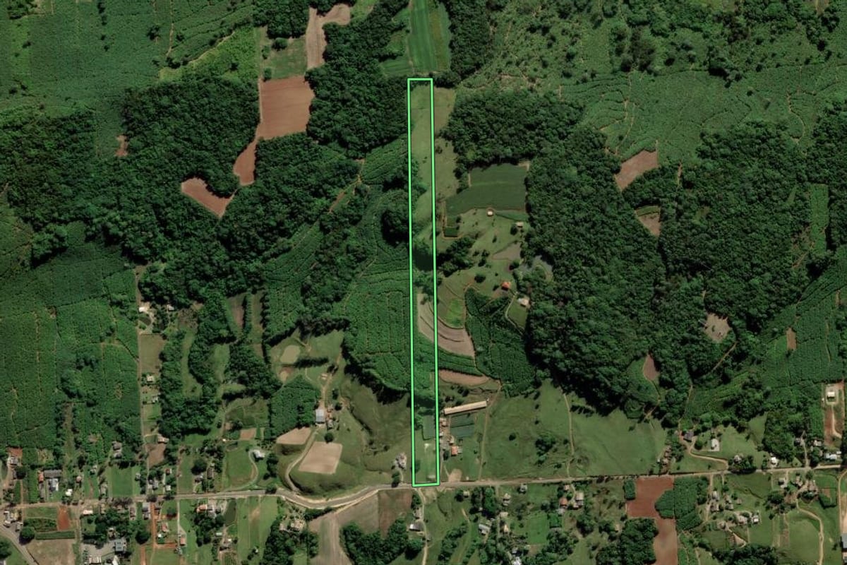 Imagem de satélite do imóvel rural em Criciúma (SC), com o contorno declarado no CAR desenhado por cima.
