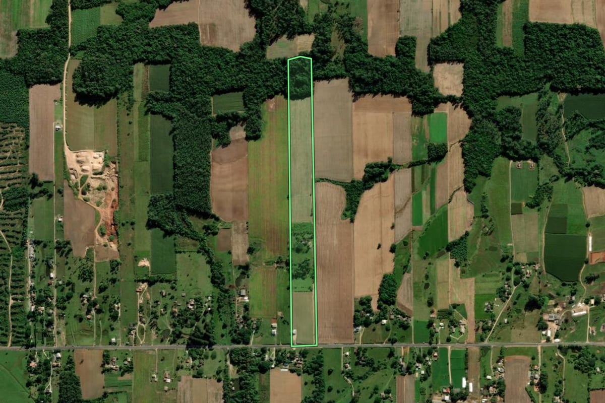 Imagem de satélite do imóvel rural em Criciúma (SC), com o contorno declarado no CAR desenhado por cima.