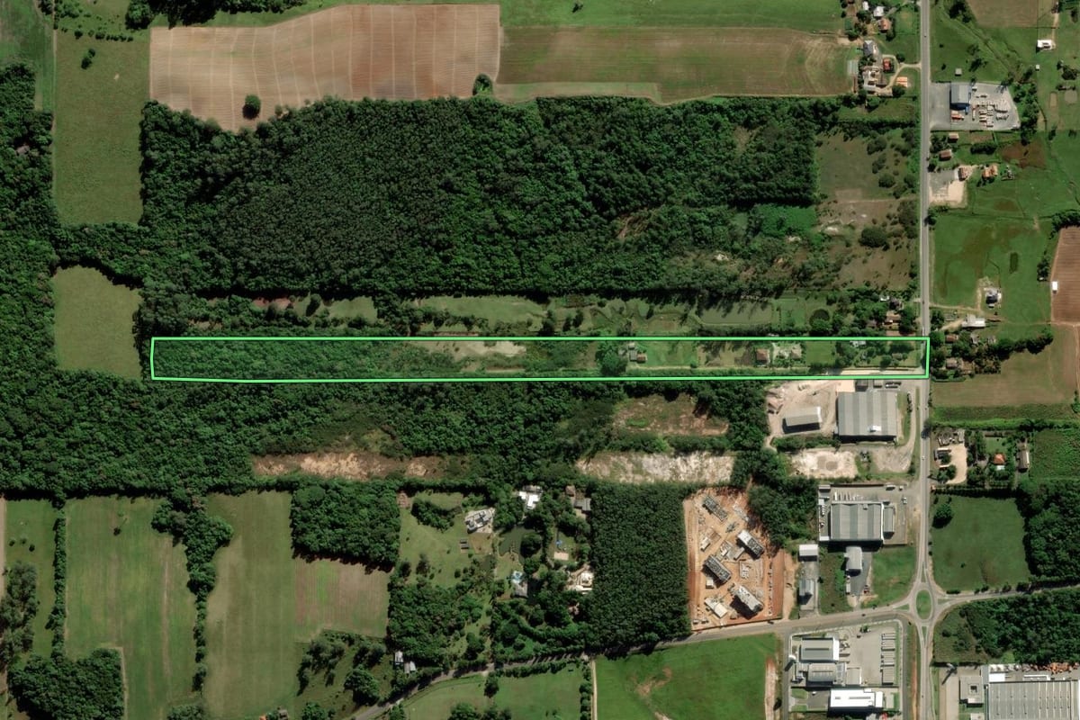 Imagem de satélite do imóvel rural em Criciúma (SC), com o contorno declarado no CAR desenhado por cima.