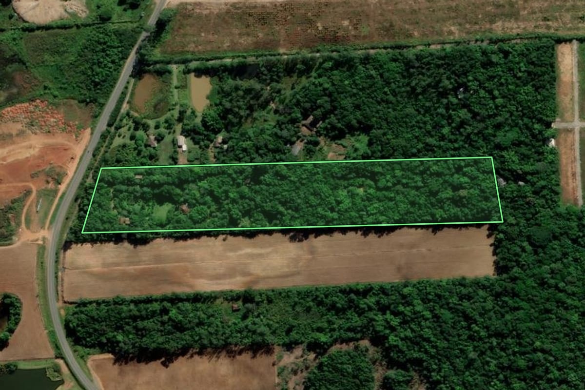 Imagem de satélite do imóvel rural em Criciúma (SC), com o contorno declarado no CAR desenhado por cima.