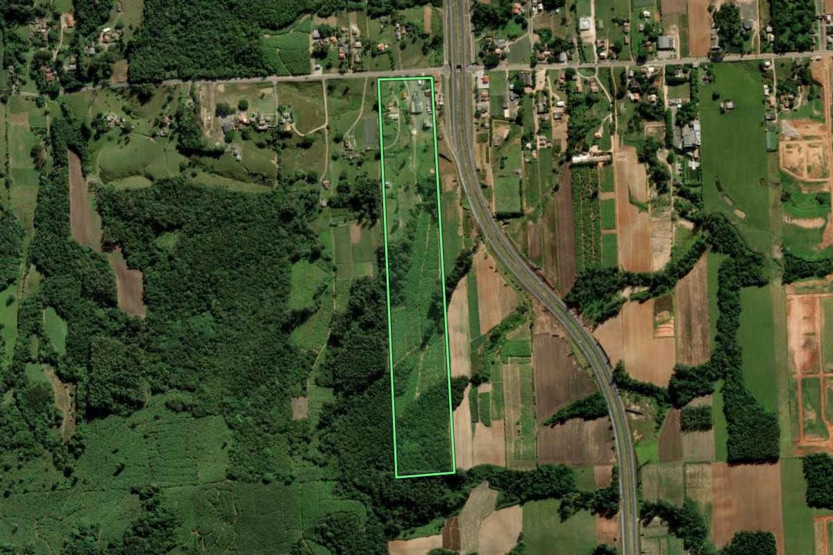 Imagem de satélite do imóvel rural em Criciúma (SC), com o contorno declarado no CAR desenhado por cima.