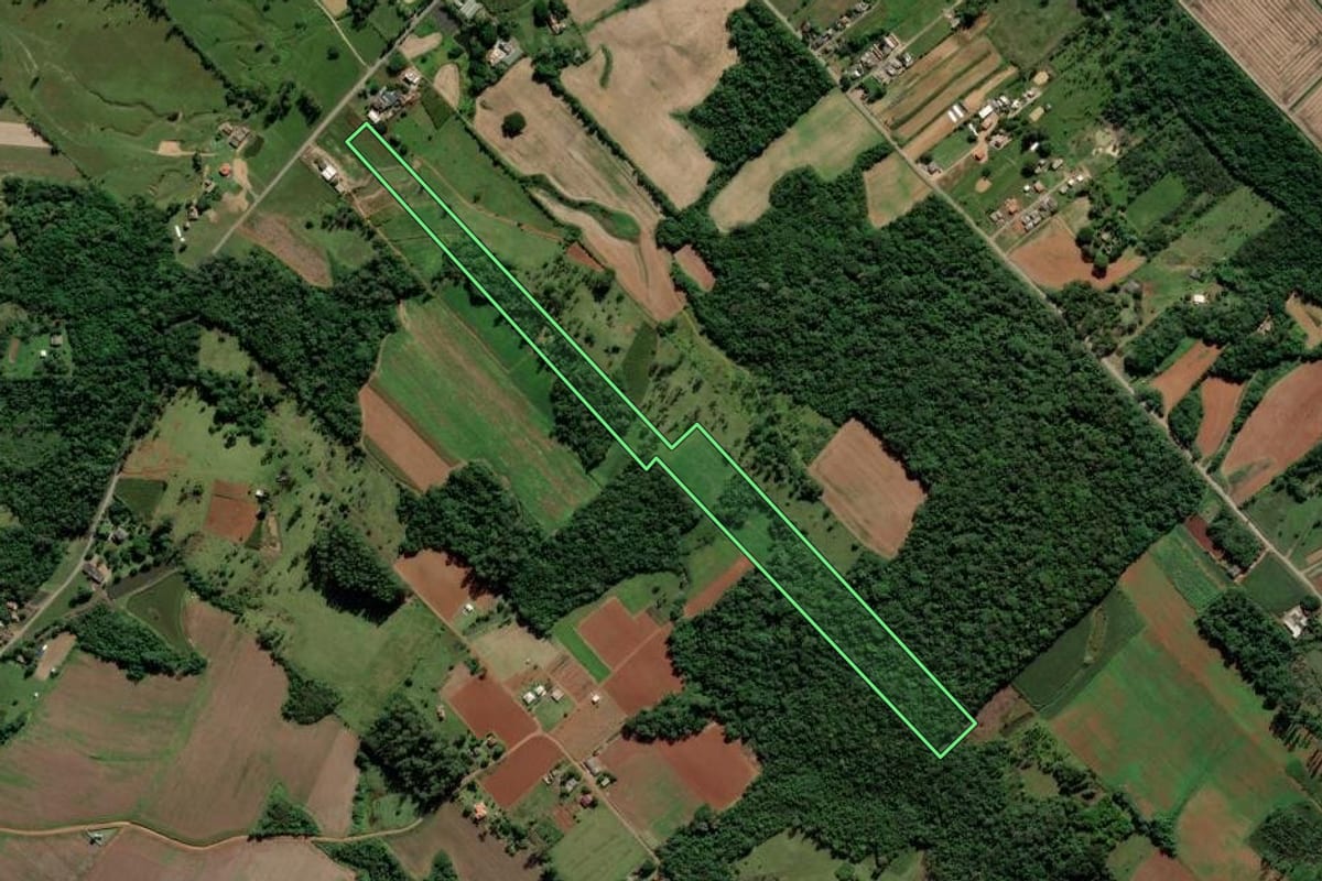 Imagem de satélite do imóvel rural em Criciúma (SC), com o contorno declarado no CAR desenhado por cima.