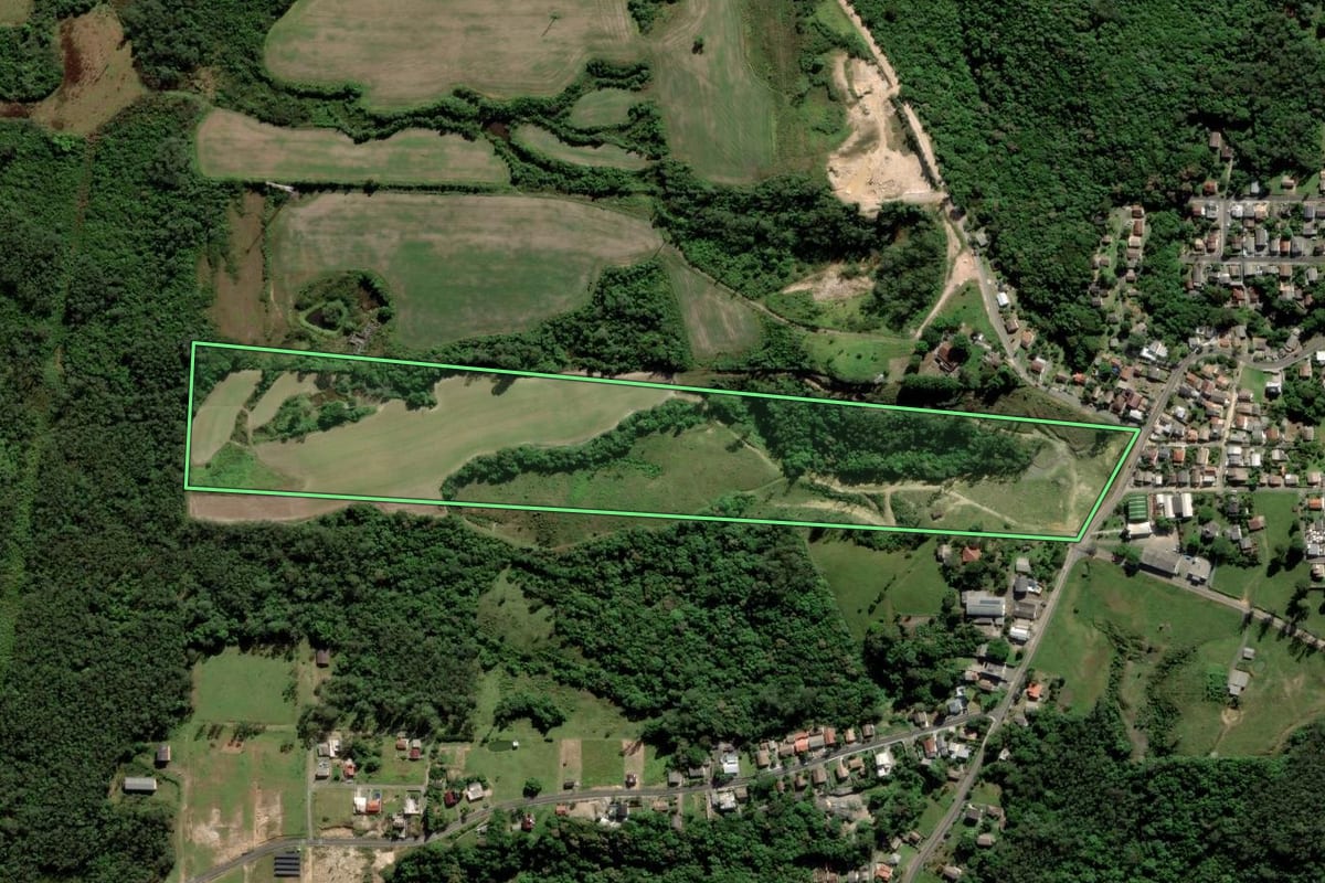 Imagem de satélite do imóvel rural em Criciúma (SC), com o contorno declarado no CAR desenhado por cima.