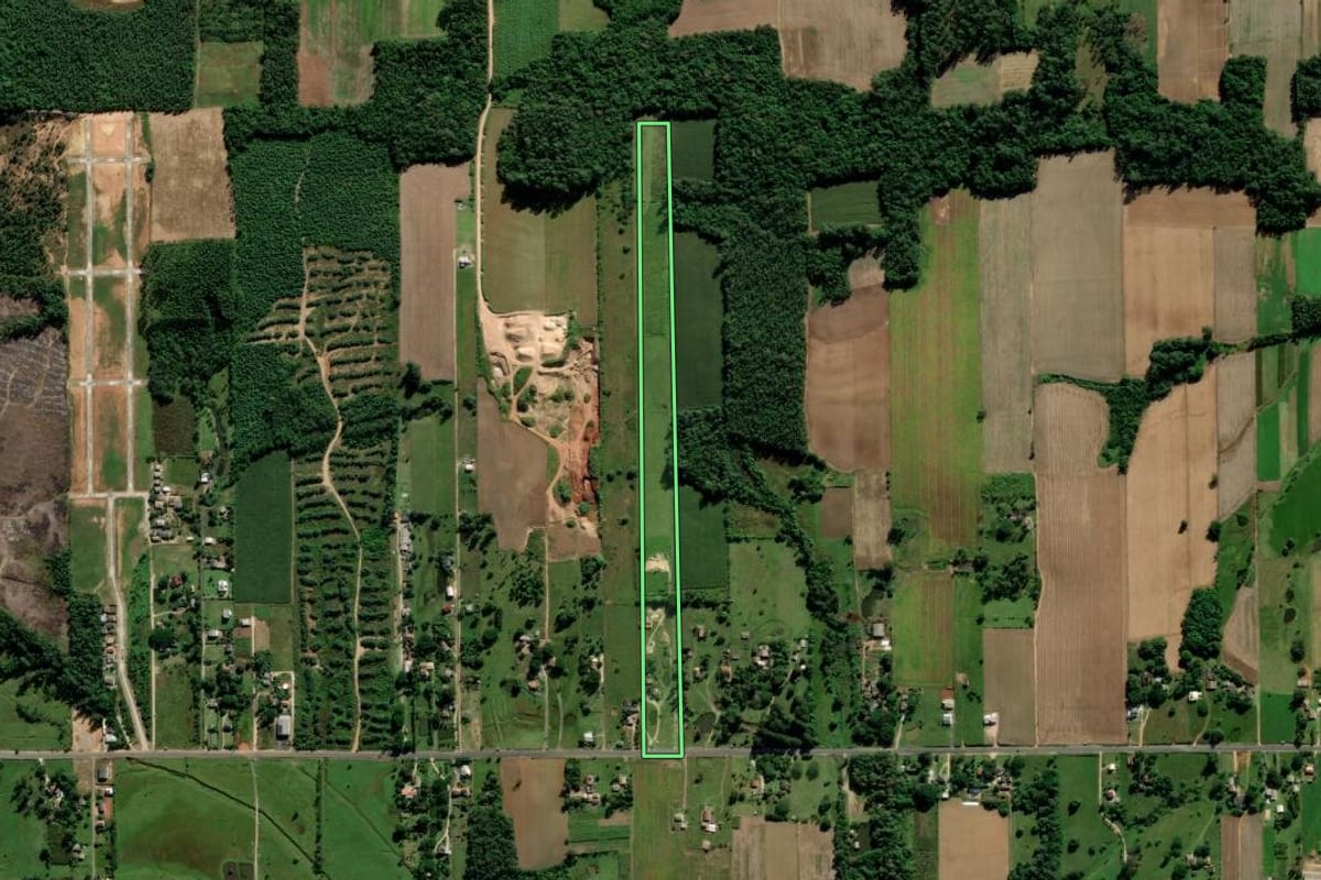Imagem de satélite do imóvel rural em Criciúma (SC), com o contorno declarado no CAR desenhado por cima.