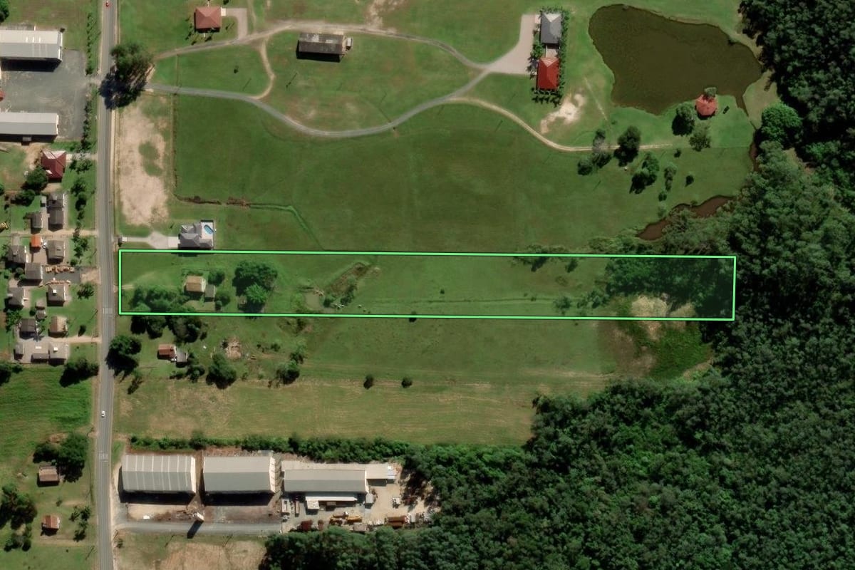 Imagem de satélite do imóvel rural em Criciúma (SC), com o contorno declarado no CAR desenhado por cima.