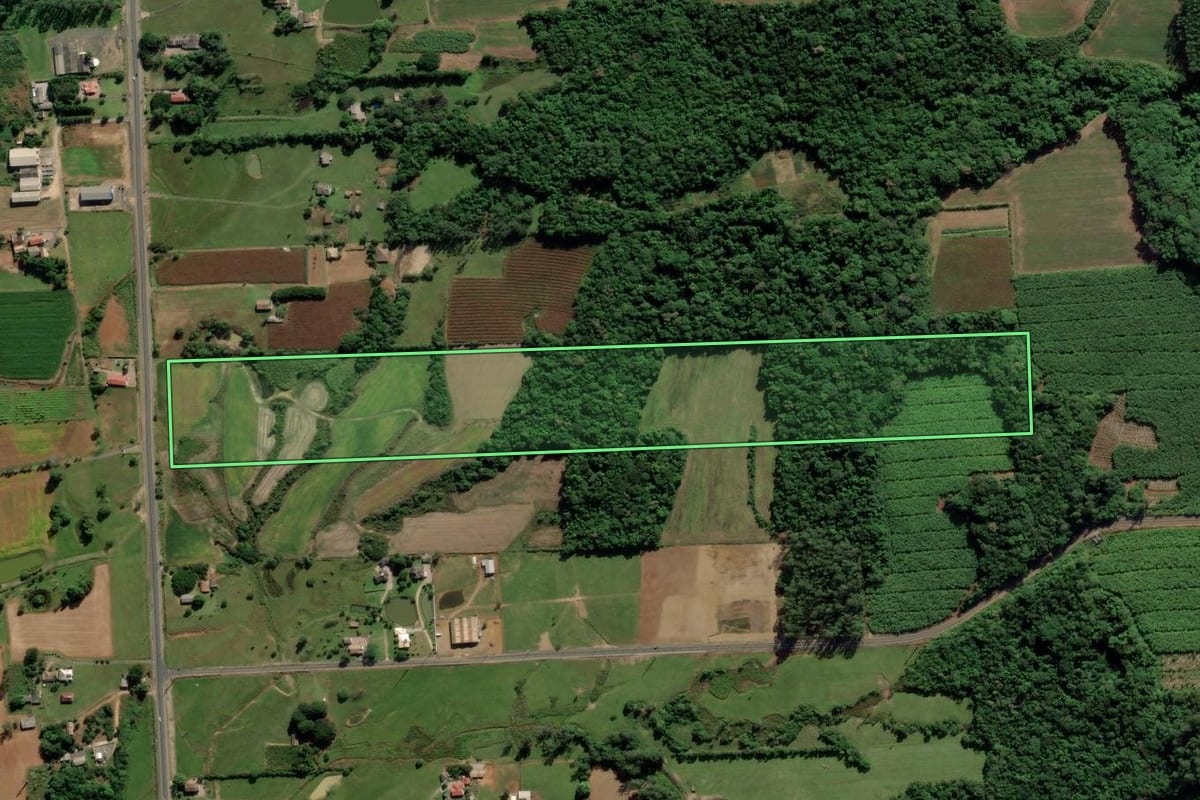 Imagem de satélite do imóvel rural em Criciúma (SC), com o contorno declarado no CAR desenhado por cima.