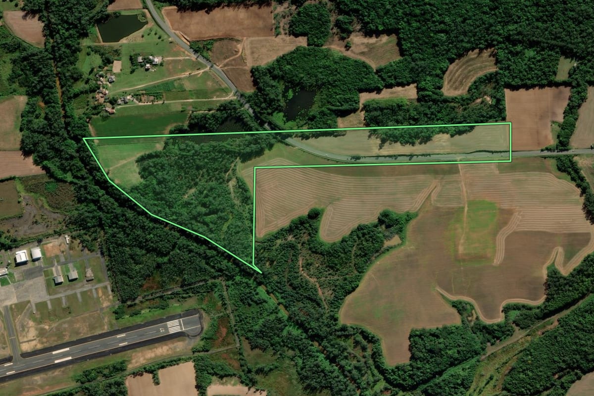 Imagem de satélite do imóvel rural em Criciúma (SC), com o contorno declarado no CAR desenhado por cima.
