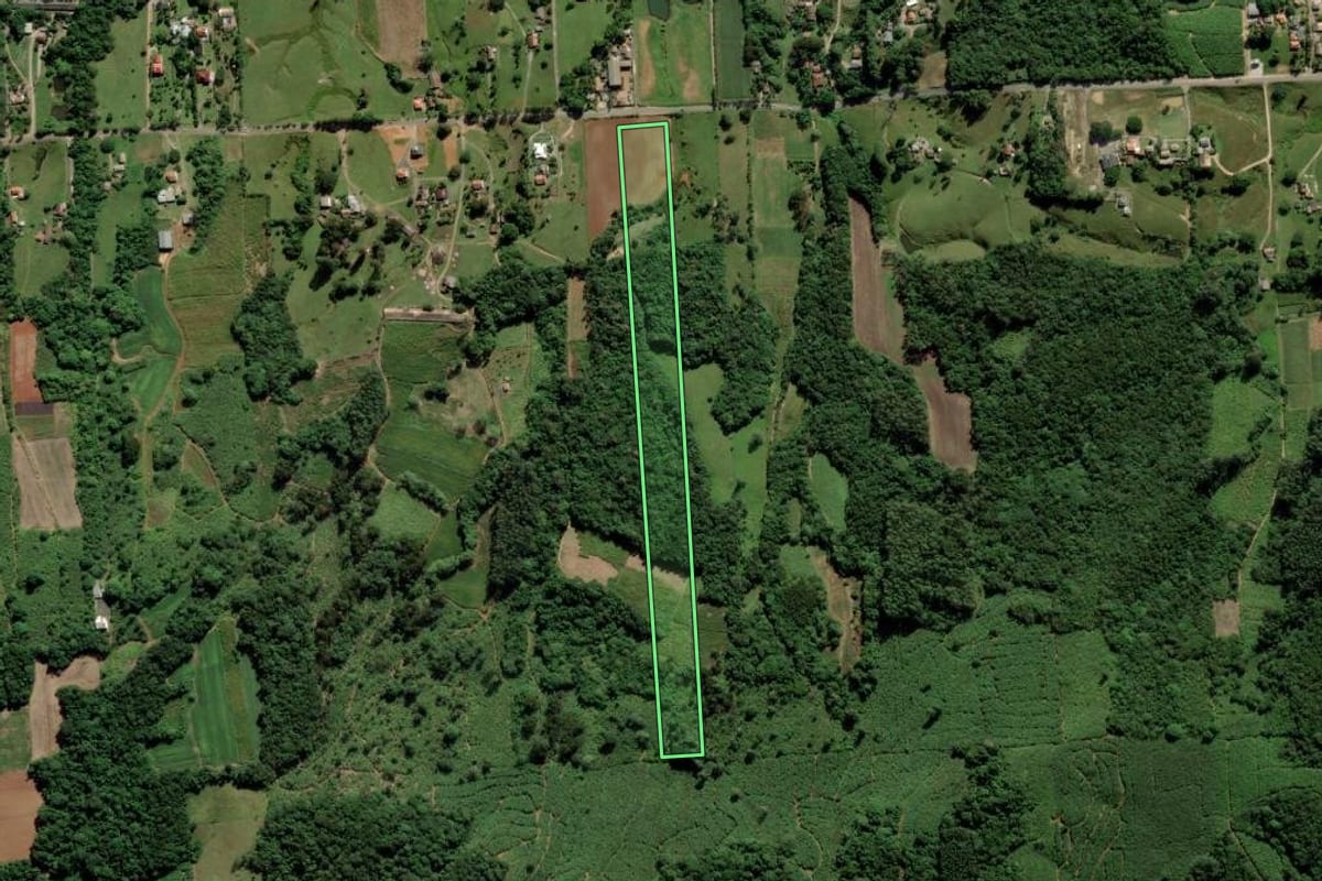 Imagem de satélite do imóvel rural em Criciúma (SC), com o contorno declarado no CAR desenhado por cima.