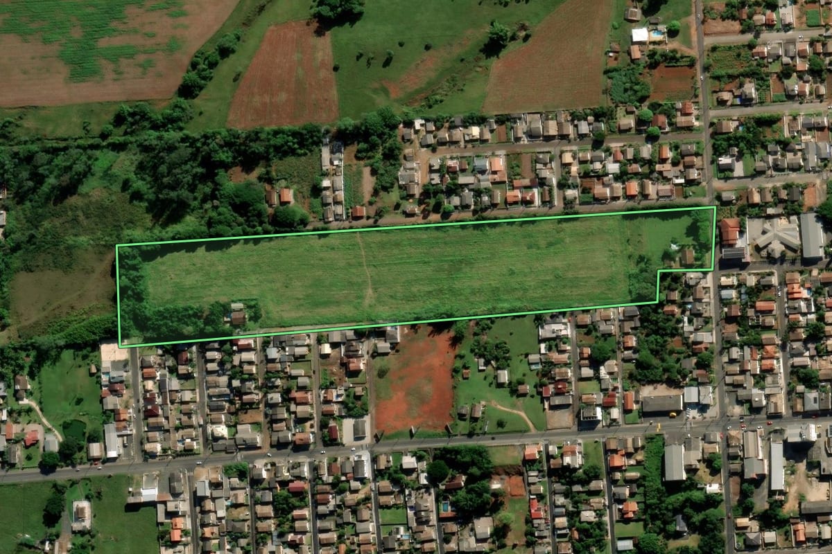 Imagem de satélite do imóvel rural em Criciúma (SC), com o contorno declarado no CAR desenhado por cima.