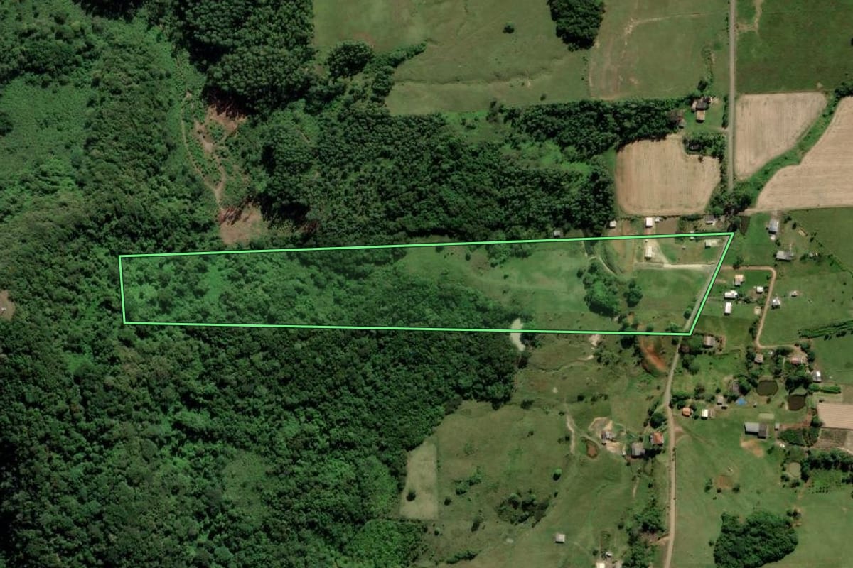 Imagem de satélite do imóvel rural em Criciúma (SC), com o contorno declarado no CAR desenhado por cima.
