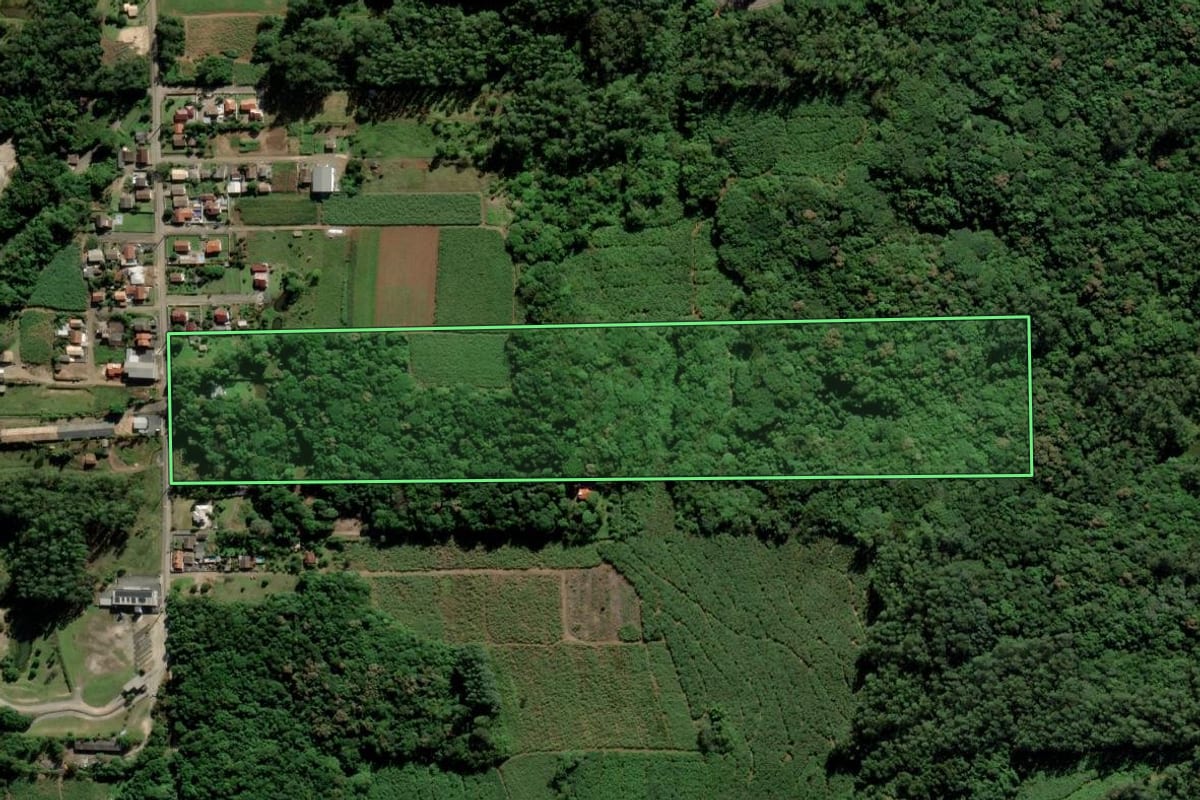 Imagem de satélite do imóvel rural em Criciúma (SC), com o contorno declarado no CAR desenhado por cima.