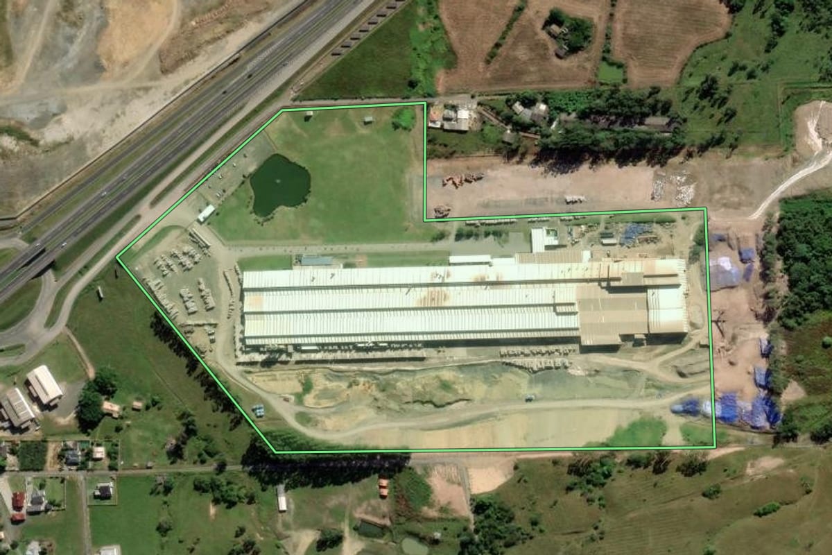 Imagem de satélite do imóvel rural em Criciúma (SC), com o contorno declarado no CAR desenhado por cima.