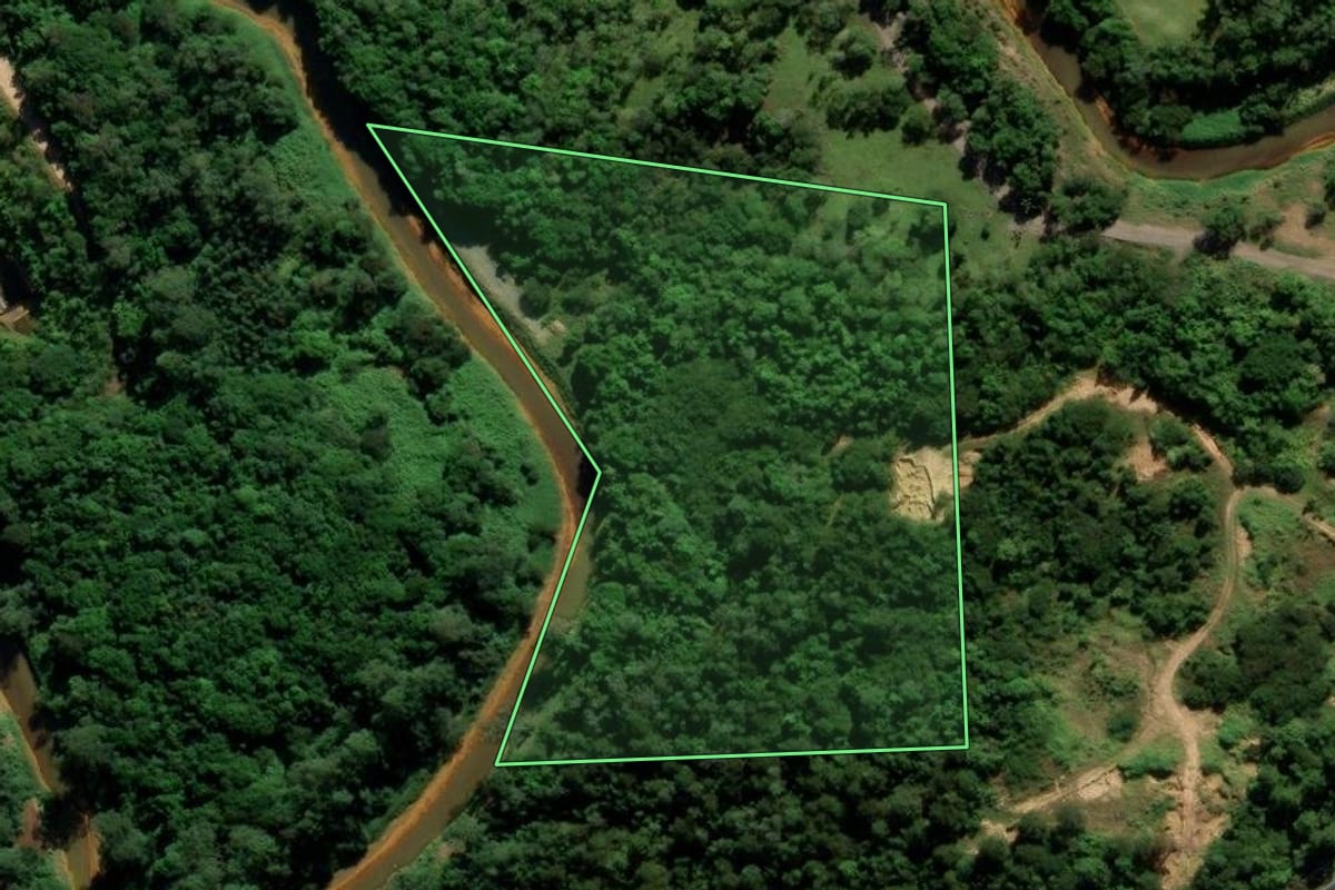 Imagem de satélite do imóvel rural em Criciúma (SC), com o contorno declarado no CAR desenhado por cima.