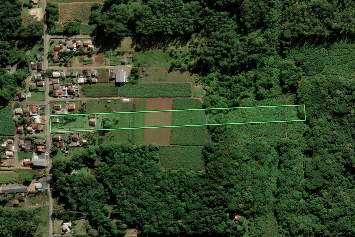 Imagem de satélite do imóvel rural em Criciúma (SC), com o contorno declarado no CAR desenhado por cima.