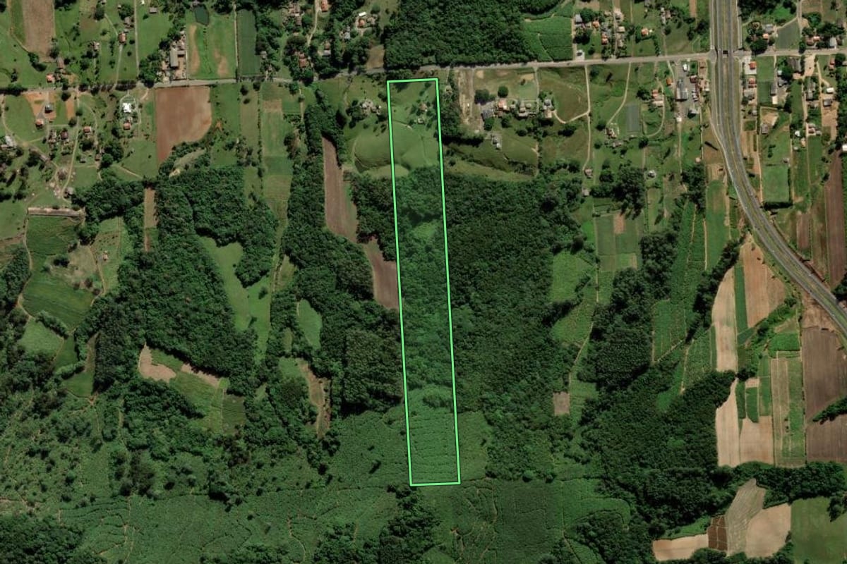Imagem de satélite do imóvel rural em Criciúma (SC), com o contorno declarado no CAR desenhado por cima.