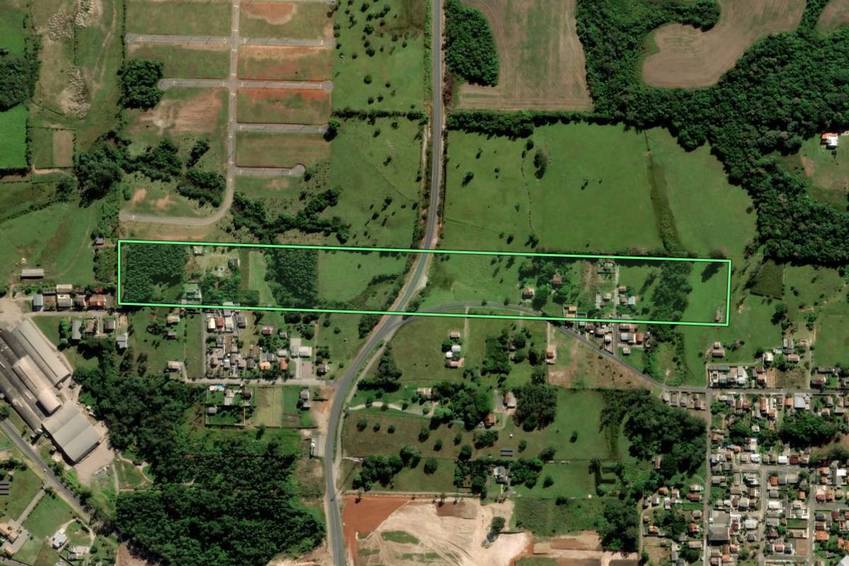 Imagem de satélite do imóvel rural em Criciúma (SC), com o contorno declarado no CAR desenhado por cima.