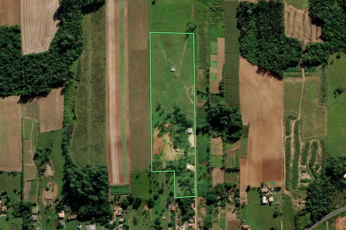 Imagem de satélite do imóvel rural em Criciúma (SC), com o contorno declarado no CAR desenhado por cima.