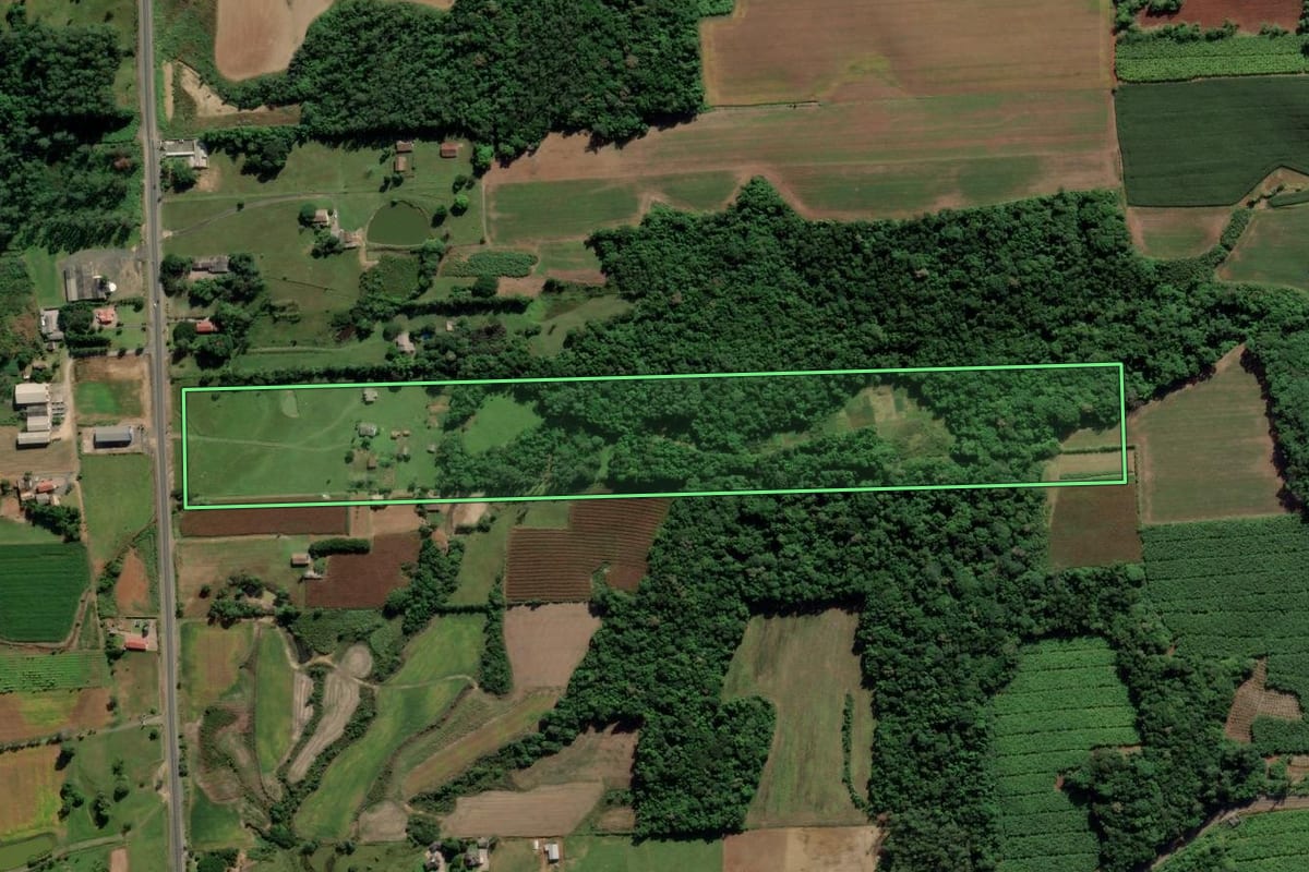 Imagem de satélite do imóvel rural em Criciúma (SC), com o contorno declarado no CAR desenhado por cima.