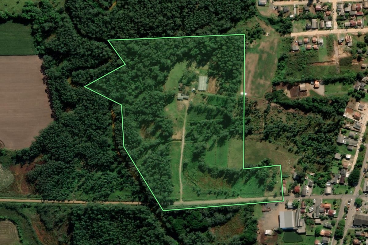 Imagem de satélite do imóvel rural em Criciúma (SC), com o contorno declarado no CAR desenhado por cima.