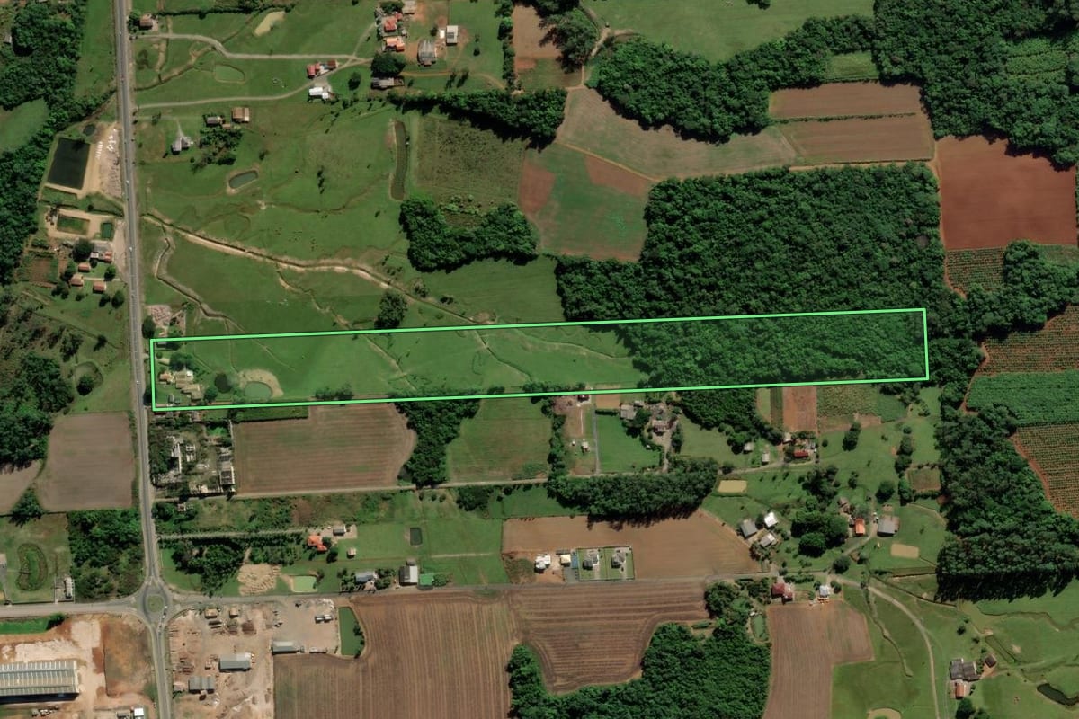 Imagem de satélite do imóvel rural em Criciúma (SC), com o contorno declarado no CAR desenhado por cima.