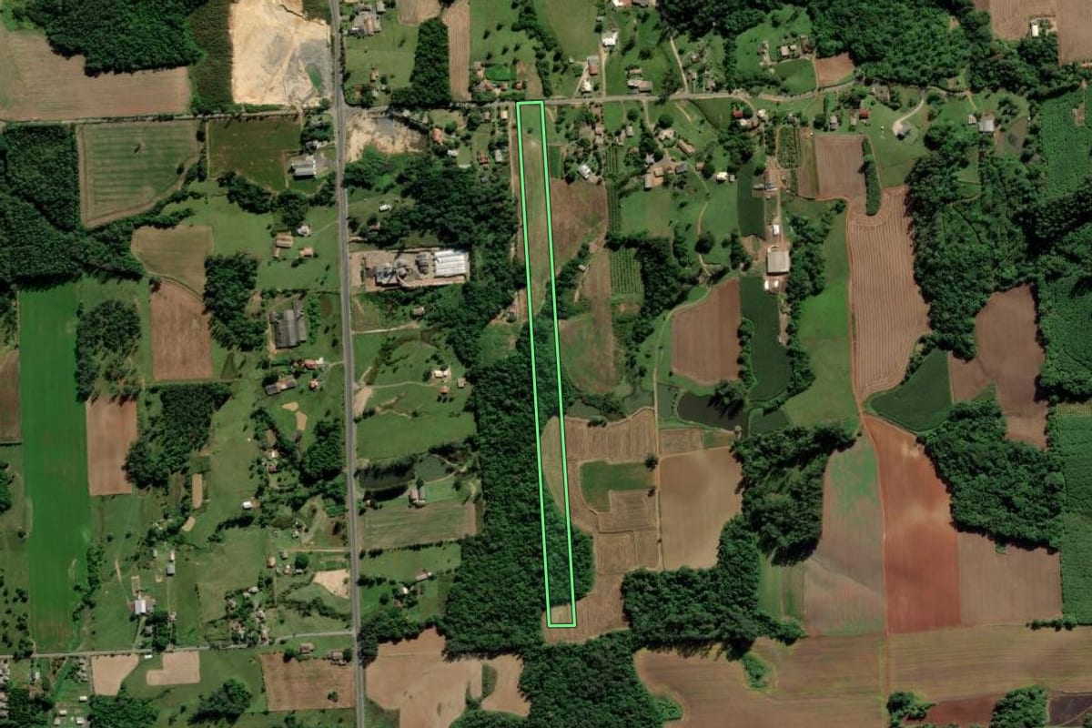 Imagem de satélite do imóvel rural em Criciúma (SC), com o contorno declarado no CAR desenhado por cima.