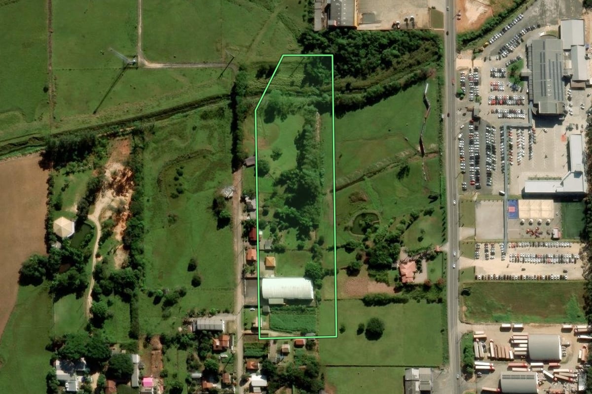 Imagem de satélite do imóvel rural em Criciúma (SC), com o contorno declarado no CAR desenhado por cima.
