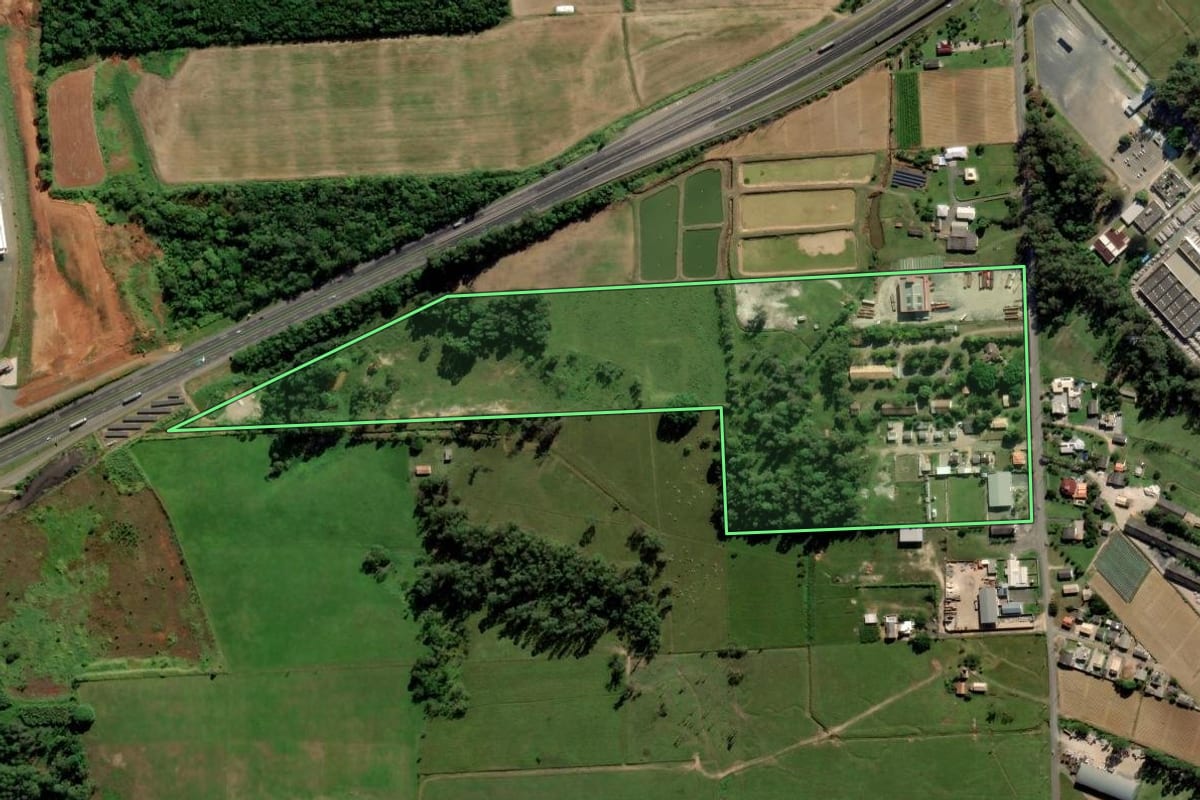 Imagem de satélite do imóvel rural em Criciúma (SC), com o contorno declarado no CAR desenhado por cima.