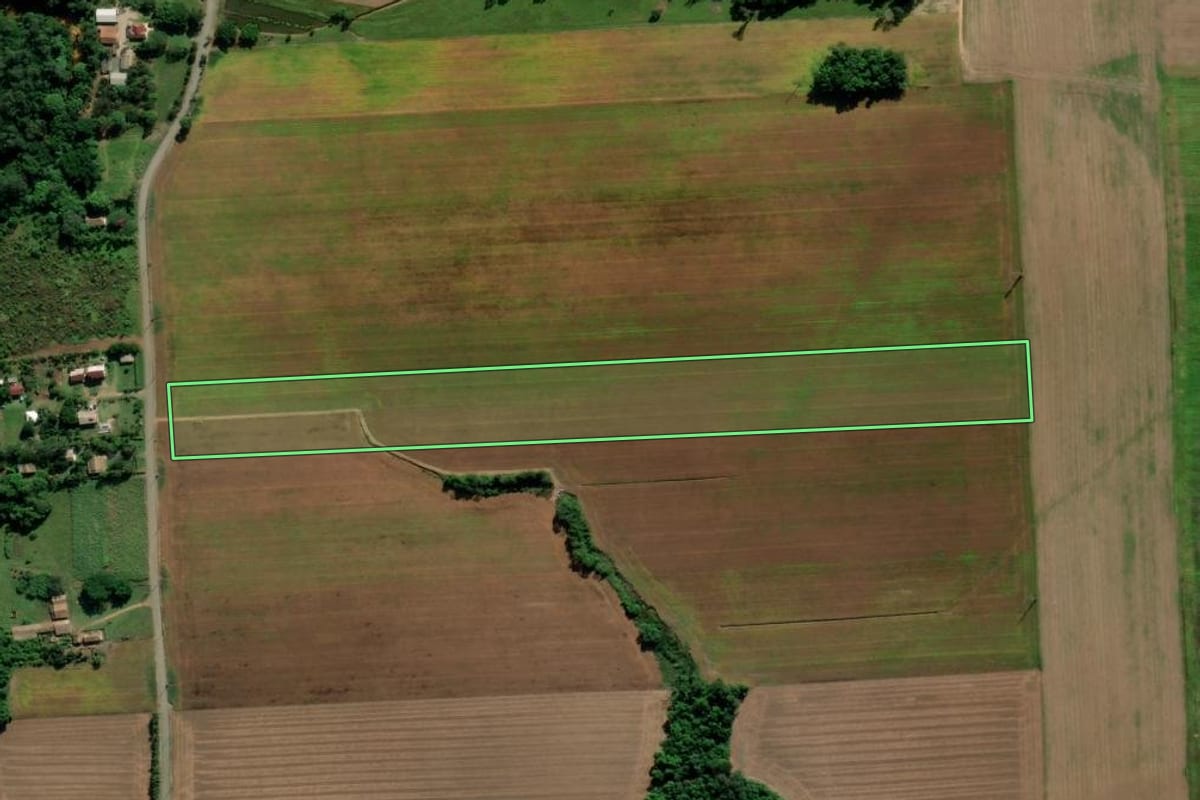 Imagem de satélite do imóvel rural em Criciúma (SC), com o contorno declarado no CAR desenhado por cima.