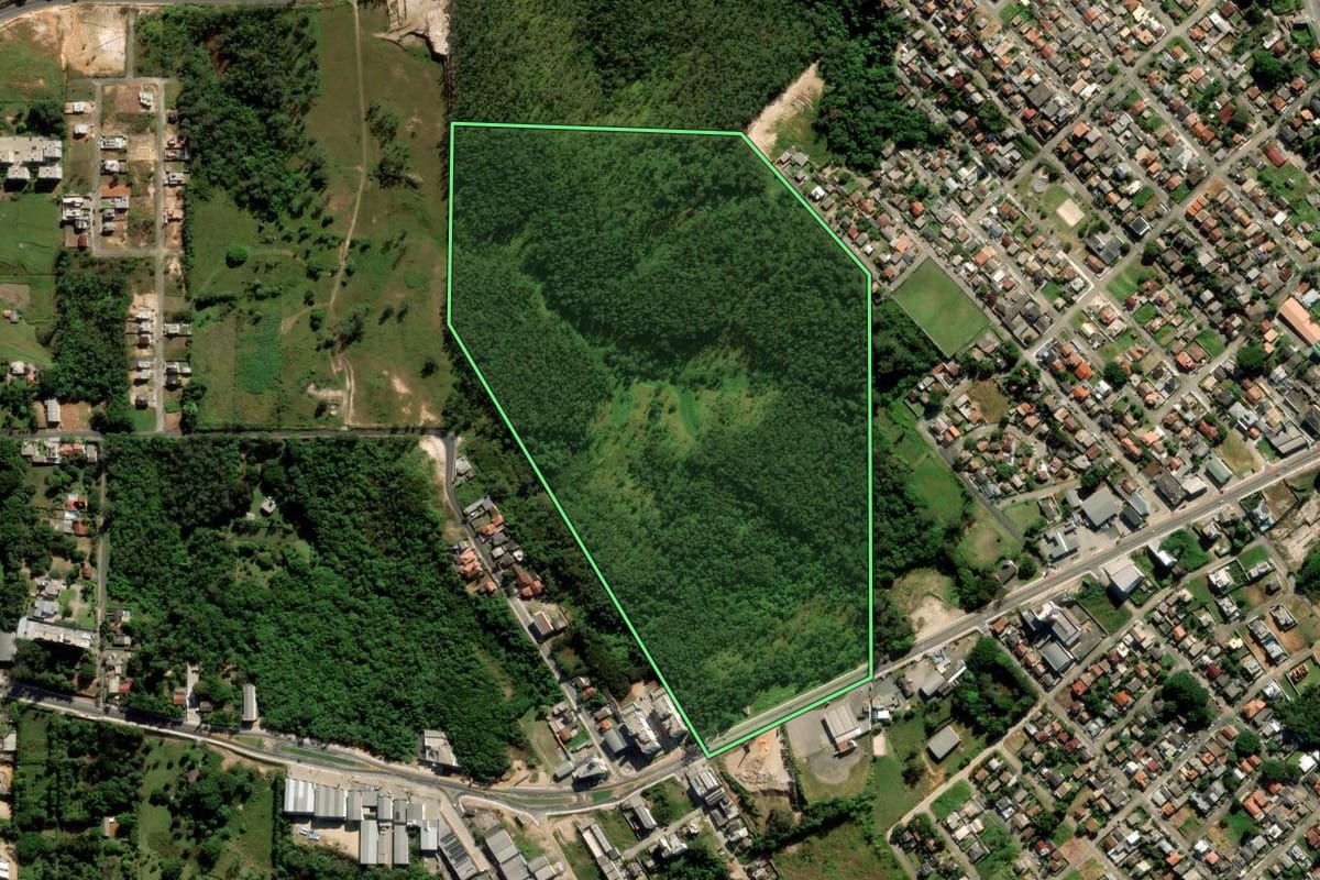 Imagem de satélite do imóvel rural em Criciúma (SC), com o contorno declarado no CAR desenhado por cima.