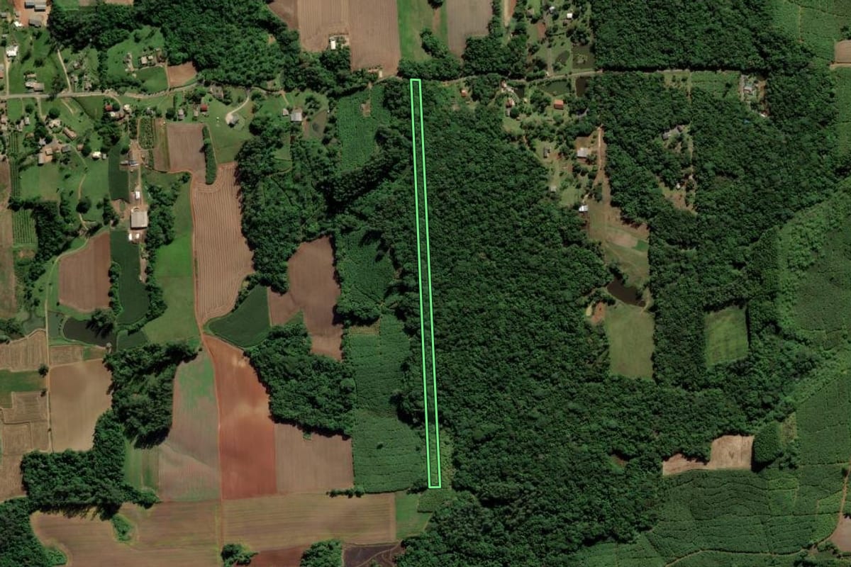 Imagem de satélite do imóvel rural em Criciúma (SC), com o contorno declarado no CAR desenhado por cima.