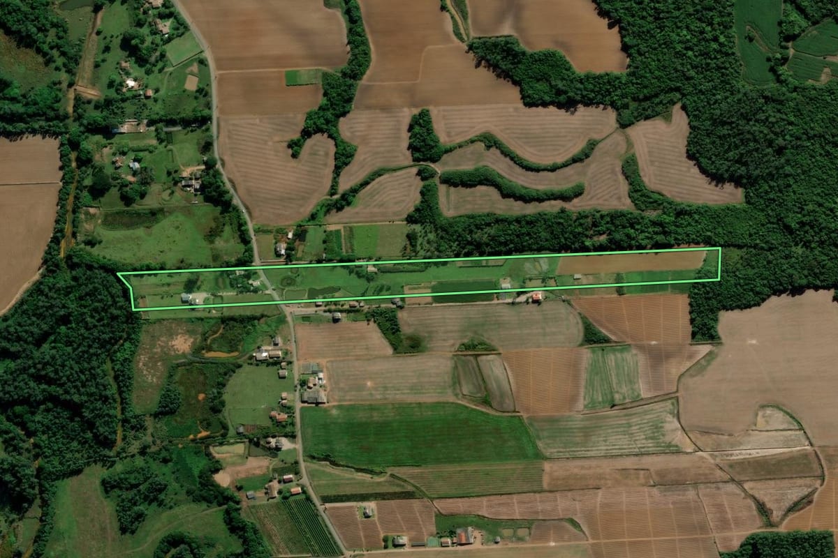 Imagem de satélite do imóvel rural em Criciúma (SC), com o contorno declarado no CAR desenhado por cima.